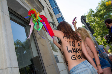 Femen-Aktivistinnen protestieren vor der ukranischen Botschaft, Berlin