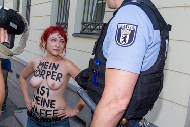 Femen-Aktivistinnen protestieren vor der ukranischen Botschaft, Berlin