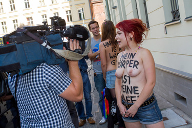 Femen-Aktivistinnen protestieren vor der ukranischen Botschaft, Berlin
