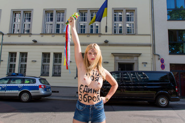 Femen-Aktivistinnen protestieren vor der ukranischen Botschaft, Berlin