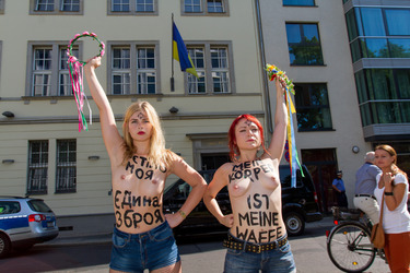 Femen-Aktivistinnen protestieren vor der ukranischen Botschaft, Berlin
