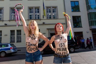 Femen-Aktivistinnen protestieren vor der ukranischen Botschaft, Berlin