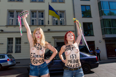 Femen-Aktivistinnen protestieren vor der ukranischen Botschaft, Berlin
