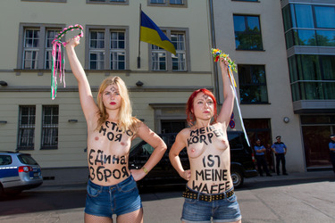 Femen-Aktivistinnen protestieren vor der ukranischen Botschaft, Berlin