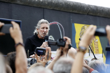 Roger Waters unterstützt den East Side Gallery Protest, Berlin