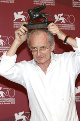 Uberto Pasolini mit dem Orizzonti Award frü die beste Regie bei 'Still Life'