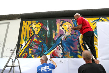 Kani Alavi verhüllt East Side Gallery, Berlin