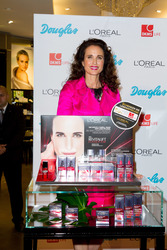 Andie MacDowell bei Douglas, Berlin