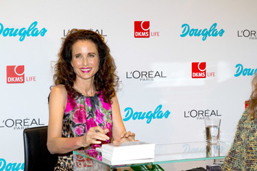 Andie MacDowell bei Douglas, Berlin