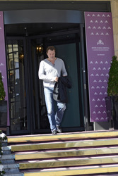 Sebastian Koch verlässt das Hotel Maria Cristina, San Sebastian Film Festival 2013