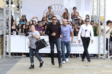 Hugh Jackman Signs Autographs at the San Sebastian Film Festival 2013