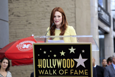 Julianne Moore erhält eijnen Stern auf dem Hollywood Walk Of Fame