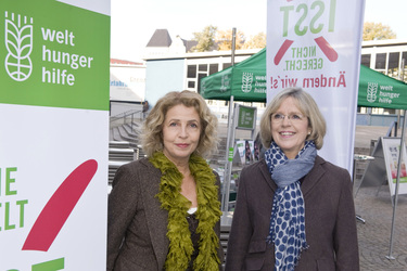 Straßen-Aktion mit Michaela May anlässlich der Woche der Welthungerhilfe, Berlin