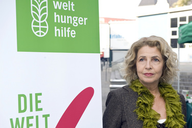 Straßen-Aktion mit Michaela May anlässlich der Woche der Welthungerhilfe, Berlin