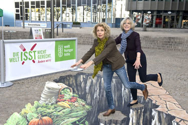 Straßen-Aktion mit Michaela May anlässlich der Woche der Welthungerhilfe, Berlin