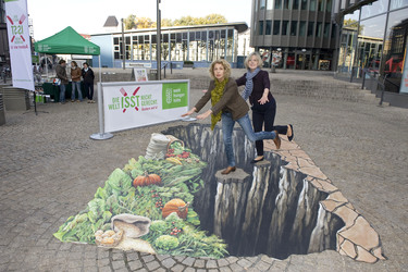 Straßen-Aktion mit Michaela May anlässlich der Woche der Welthungerhilfe, Berlin