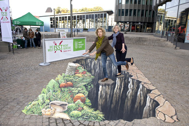 Straßen-Aktion mit Michaela May anlässlich der Woche der Welthungerhilfe, Berlin