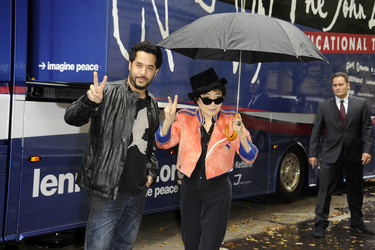 'John Lennon Educational Tour Bus' Pressetermin, Berlin