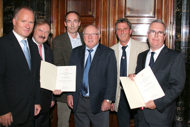 Michael Neumann, Dirk Fischer, Uwe Seeler und Vertreter der Sportereine Sport-Club Nienstedten von 1907 e. V. und der Rahlstedter Sport-Club von 1905 e. V.