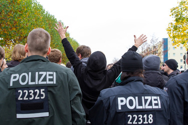 Sitzblockade gegen die Demonstration rechter Gruppen in Marzahn-Hellersdorf, Berlin