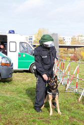 Sitzblockade gegen die Demonstration rechter Gruppen in Marzahn-Hellersdorf, Berlin