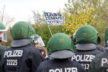 Sitzblockade gegen die Demonstration rechter Gruppen in Marzahn-Hellersdorf, Berlin