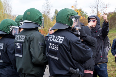 Sitzblockade gegen die Demonstration rechter Gruppen in Marzahn-Hellersdorf, Berlin