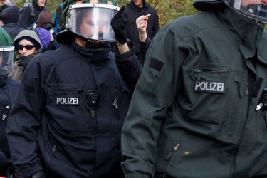 Sitzblockade gegen die Demonstration rechter Gruppen in Marzahn-Hellersdorf, Berlin