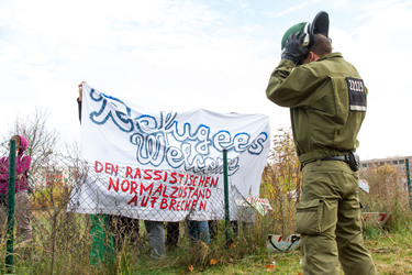 Sitzblockade gegen die Demonstration rechter Gruppen in Marzahn-Hellersdorf, Berlin