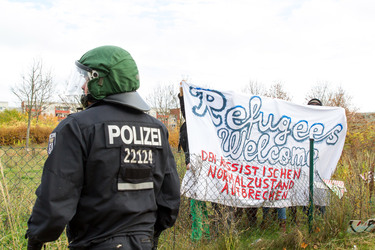 Sitzblockade gegen die Demonstration rechter Gruppen in Marzahn-Hellersdorf, Berlin