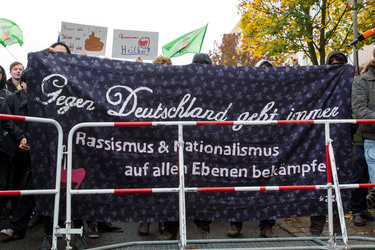 Sitzblockade gegen die Demonstration rechter Gruppen in Marzahn-Hellersdorf, Berlin