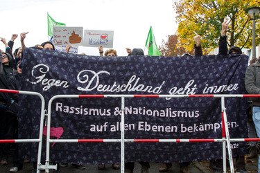 Sitzblockade gegen die Demonstration rechter Gruppen in Marzahn-Hellersdorf, Berlin