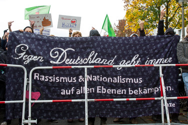 Sitzblockade gegen die Demonstration rechter Gruppen in Marzahn-Hellersdorf, Berlin
