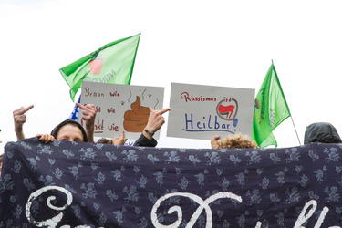 Sitzblockade gegen die Demonstration rechter Gruppen in Marzahn-Hellersdorf, Berlin