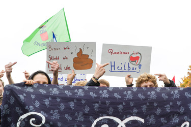 Sitzblockade gegen die Demonstration rechter Gruppen in Marzahn-Hellersdorf, Berlin