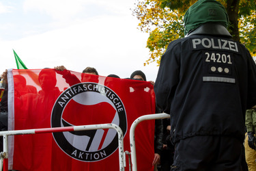 Sitzblockade gegen die Demonstration rechter Gruppen in Marzahn-Hellersdorf, Berlin