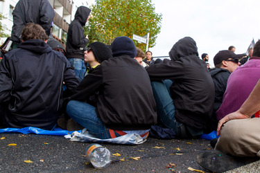 Sitzblockade gegen die Demonstration rechter Gruppen in Marzahn-Hellersdorf, Berlin