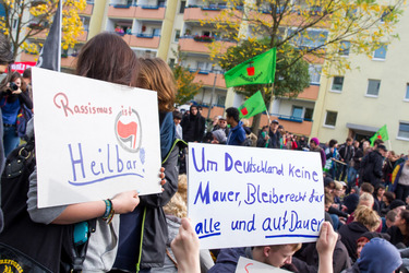 Sitzblockade gegen die Demonstration rechter Gruppen in Marzahn-Hellersdorf, Berlin