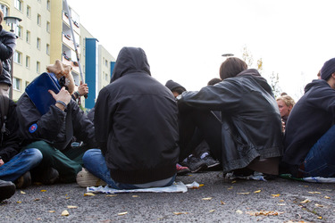 Sitzblockade gegen die Demonstration rechter Gruppen in Marzahn-Hellersdorf, Berlin