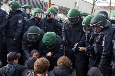 Sitzblockade gegen die Demonstration rechter Gruppen in Marzahn-Hellersdorf, Berlin