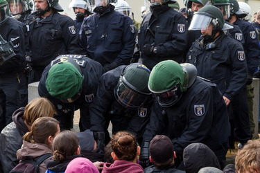 Sitzblockade gegen die Demonstration rechter Gruppen in Marzahn-Hellersdorf, Berlin