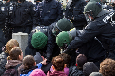 Sitzblockade gegen die Demonstration rechter Gruppen in Marzahn-Hellersdorf, Berlin