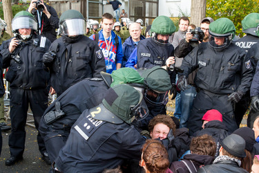 Sitzblockade gegen die Demonstration rechter Gruppen in Marzahn-Hellersdorf, Berlin