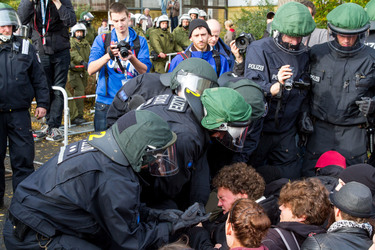 Sitzblockade gegen die Demonstration rechter Gruppen in Marzahn-Hellersdorf, Berlin