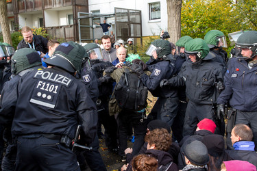 Sitzblockade gegen die Demonstration rechter Gruppen in Marzahn-Hellersdorf, Berlin