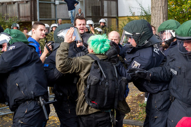 Sitzblockade gegen die Demonstration rechter Gruppen in Marzahn-Hellersdorf, Berlin