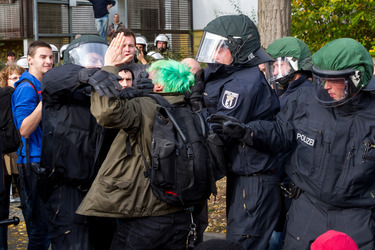 Sitzblockade gegen die Demonstration rechter Gruppen in Marzahn-Hellersdorf, Berlin