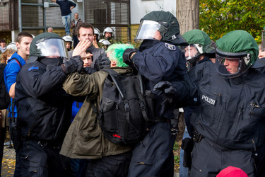 Sitzblockade gegen die Demonstration rechter Gruppen in Marzahn-Hellersdorf, Berlin