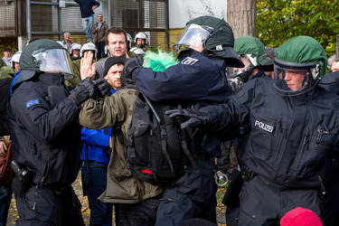 Sitzblockade gegen die Demonstration rechter Gruppen in Marzahn-Hellersdorf, Berlin