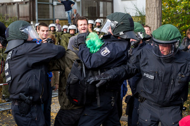 Sitzblockade gegen die Demonstration rechter Gruppen in Marzahn-Hellersdorf, Berlin
